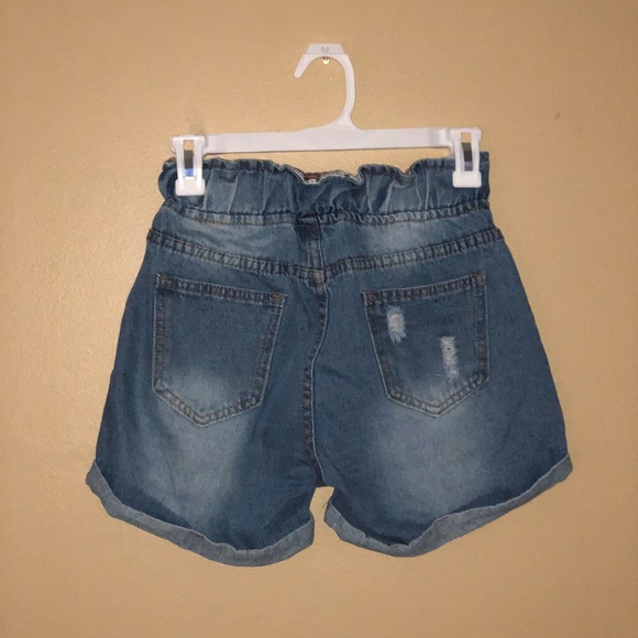Tie at the waist light wash denim shorts - Picture 2 of 2